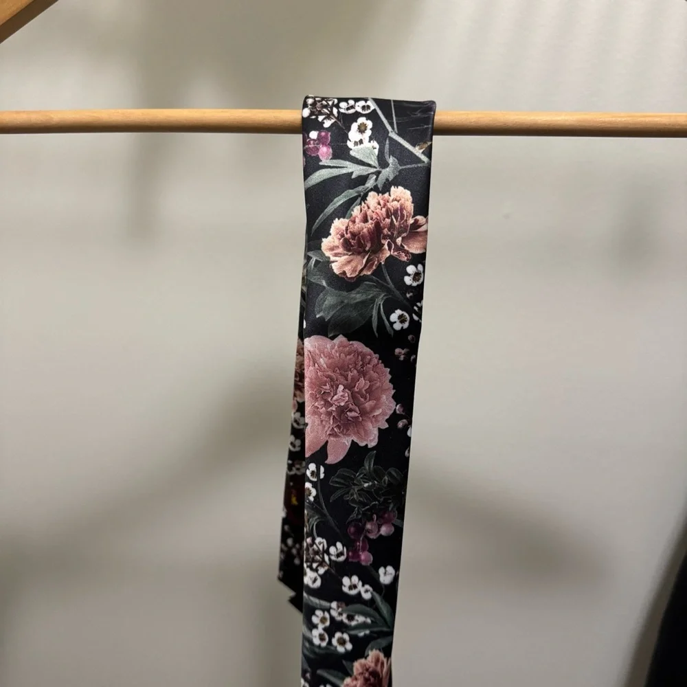 (New)Floral Black Tie - Picture 2 of 4